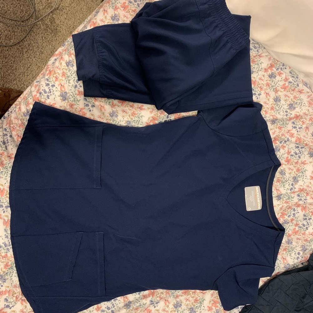 Skecher scrub set top and bottom jogger style